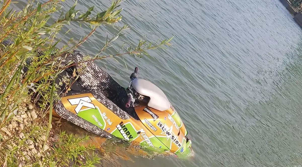 Lacul unde un tânăr stomatolog a fost decapitat pe skijet era interzis agrementului. Paznicul balastierei l-ar fi lăsat pe apă „la mica înțelegere”