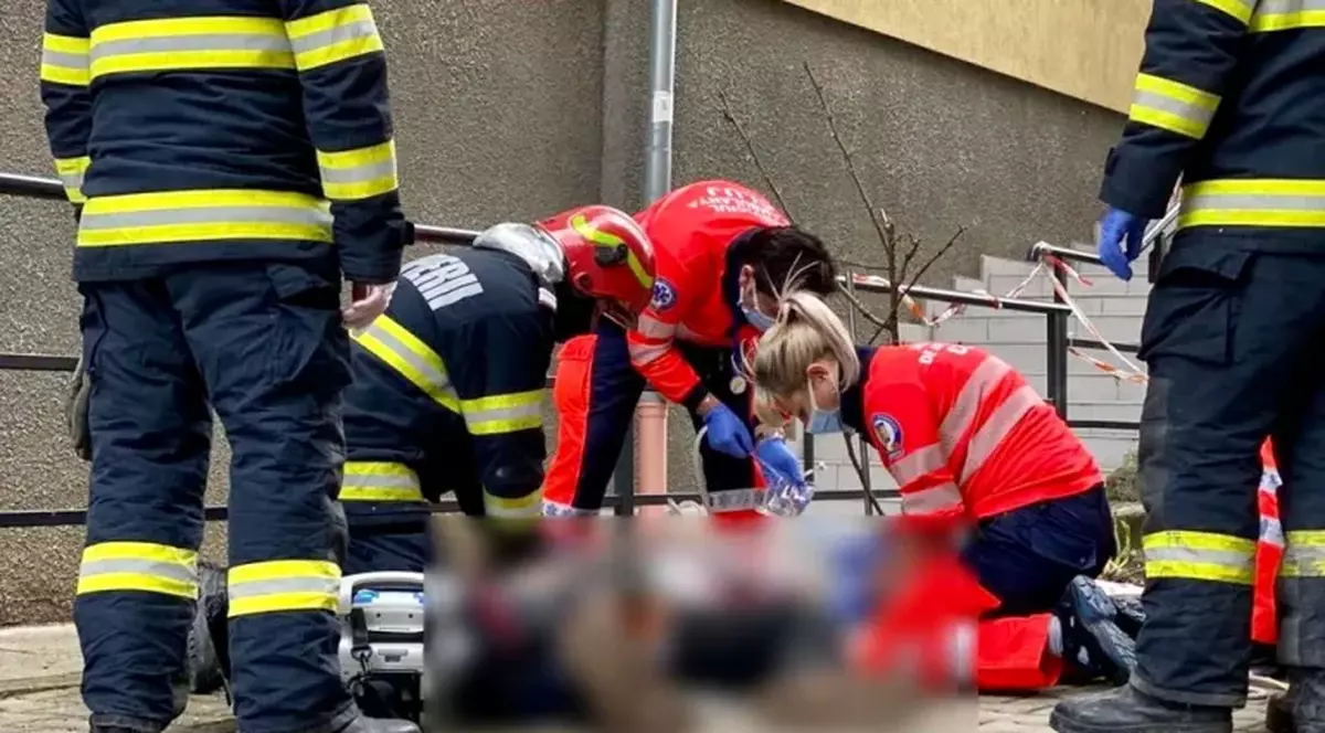 Doi bărbați au fost găsiți inconștienți într-o fosă septică, în comuna Rucăr. Unul dintre ei a murit