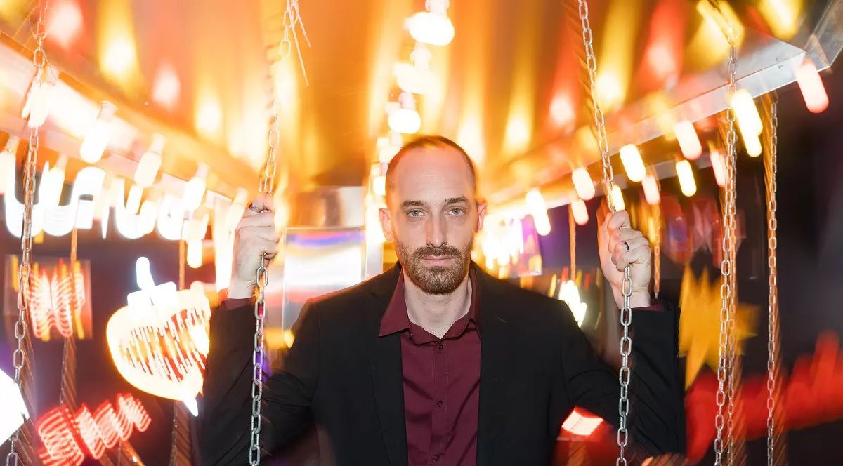 Tudor Istodor joacă în serialul „Groapa”. Fiul actriței Maia Morgenstern intră rapid în pielea personajului: „E un rol extrem de complex”