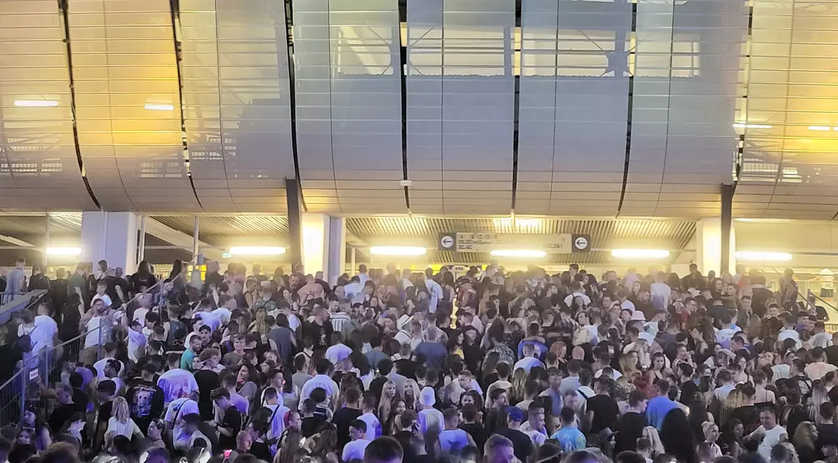 Sute de fani nu au putut intra la concertul Imagine Dragons de la Untold. „Am venit cu fetița de la Craiova și am rămas afară. Am dat 3.000 de lei pe nimic”. Ce spun organizatorii. VIDEO