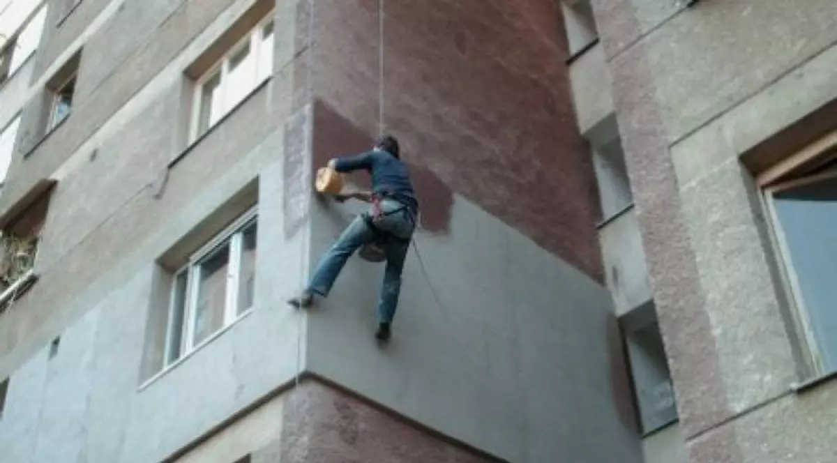 O femeie a pus în pericol viața unui alpinist utilitar aflat la etajul 11 al unui bloc turn din Galați. Ce a făcut  