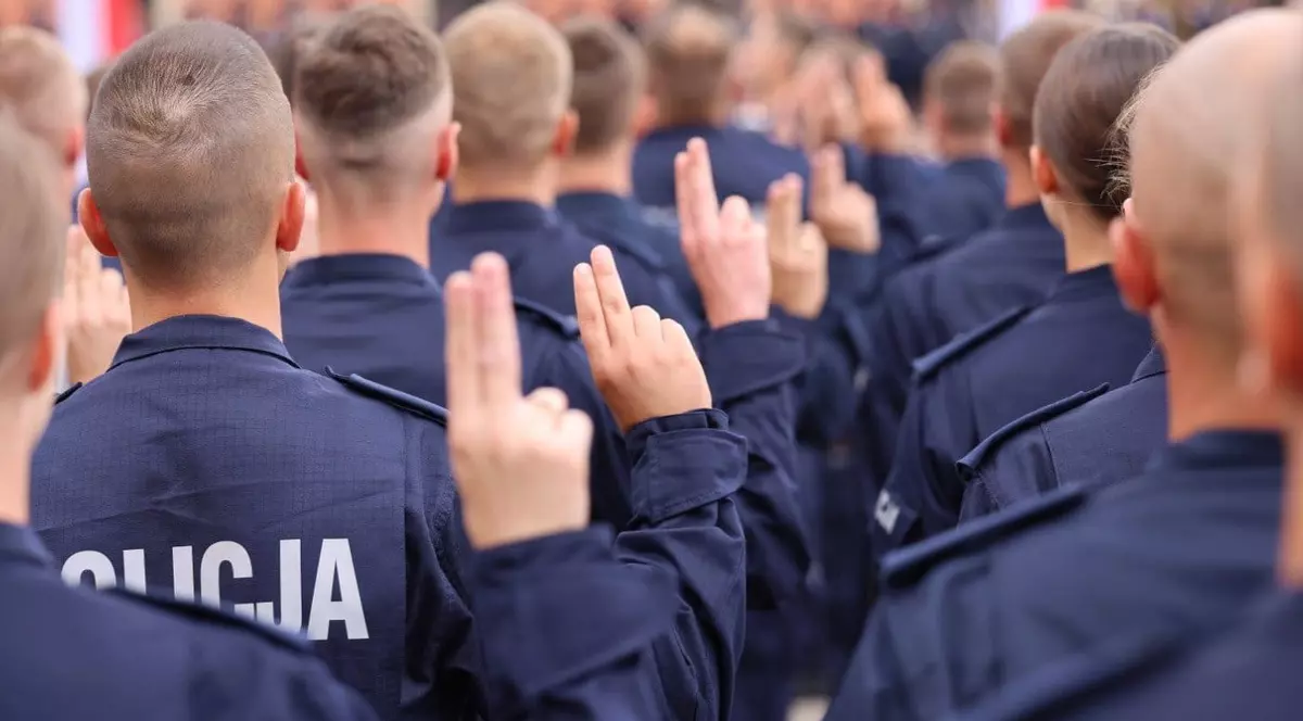 Un polițist polonez și-a bătut colegul care „îndrăznise” să-i amendeze bunicul pentru viteză: „Totul este pe camere”