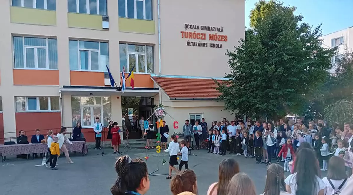 REPORTAJ. Cum a arătat deschiderea anului școlar la o școală cu predare în română și maghiară, din Târgu Secuiesc: „Să punem în ghiozdan speranță!”