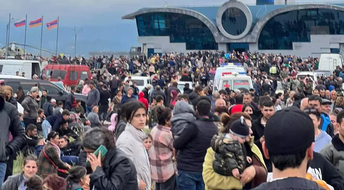 Aeroportul din Nagorno-Karabah a fost luat cu asalt de mii de armeni, după acordul de încetare a focului. Militari ruși, împușcați mortal