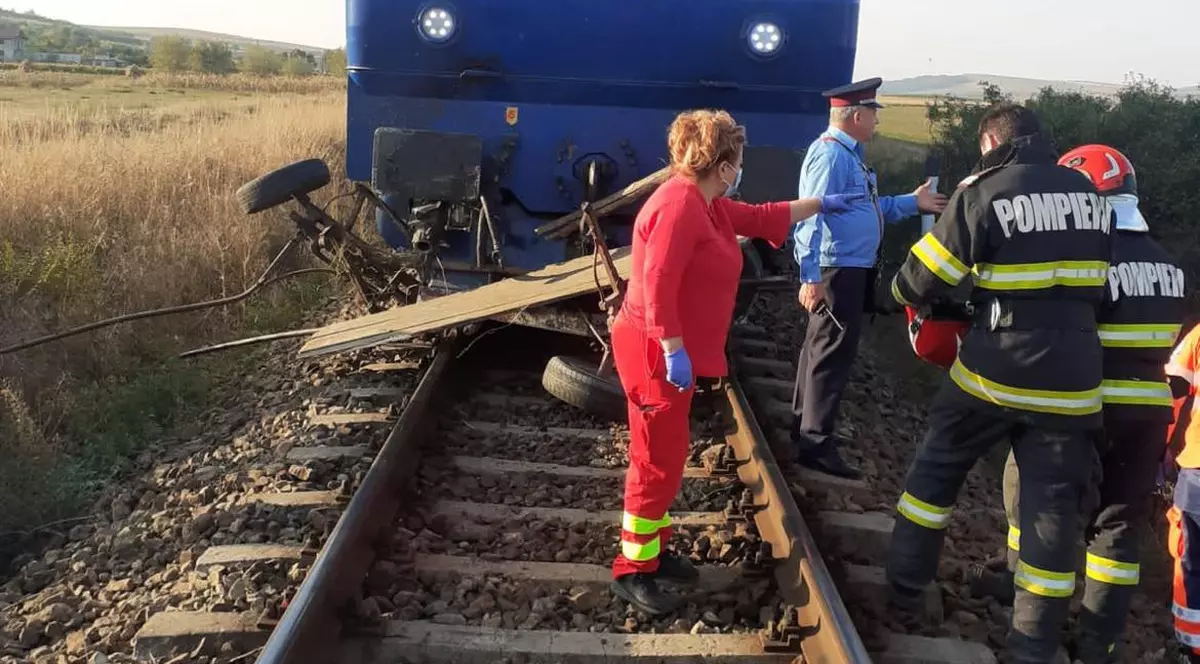 Accident feroviar în Vaslui. Un bărbat de 38 de ani și un copil de 7 ani au murit după ce căruța în care se aflau a fost lovită de tren