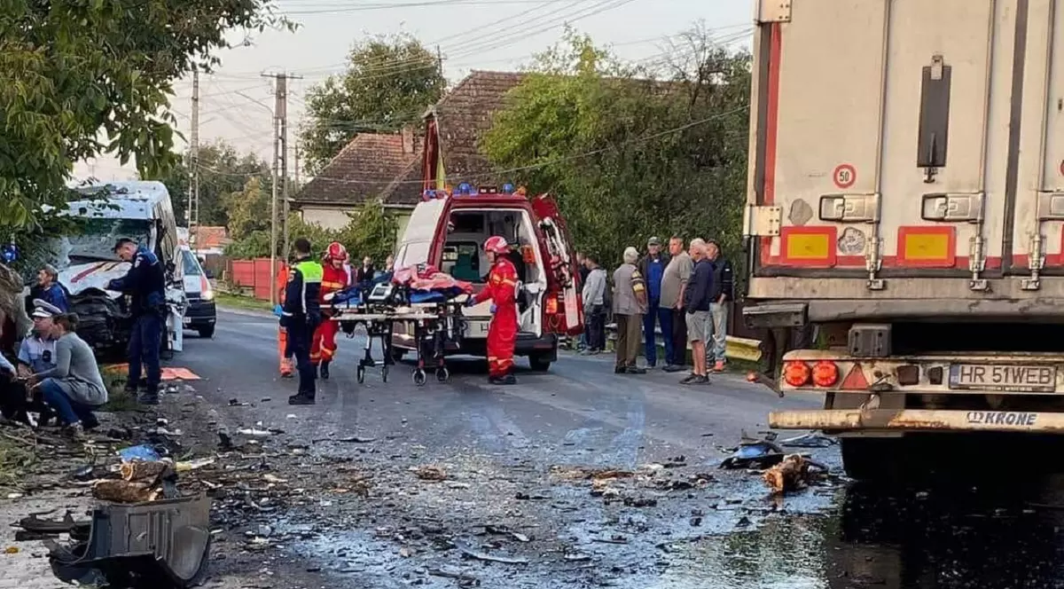 Șofer de microbuz mort într-un accident cu zece victime, la Chibed, în Mureș, unde a intrat într-un TIR