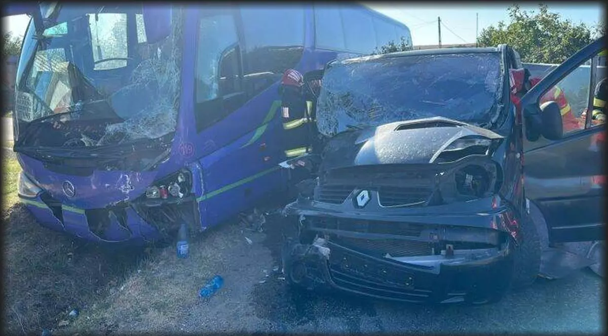 Accident între un autobuz și o autoutilitară în județul Olt. În cele două vehicule se aflau 55 de persoane