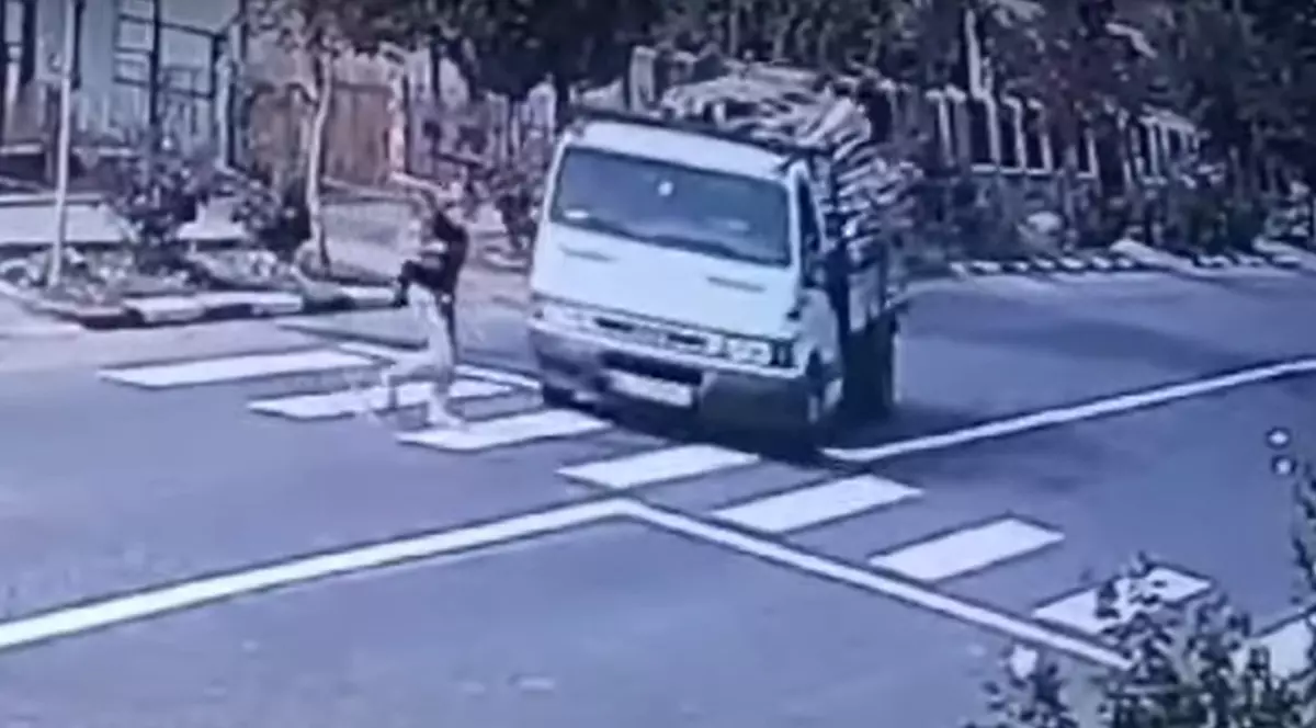 Mamă cu un copil de 2 ani în brațe, filmată când e lovită în plin pe trecerea de pietoni de o dubă cu lemne, în Buzău