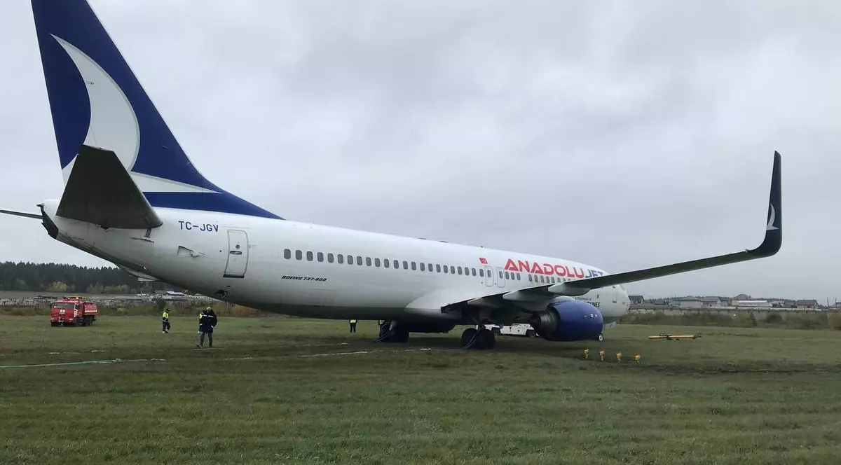 Un avion cu aproape 200 de persoane la bord a ieșit de pe pistă, în Rusia. Aeroportul a fost închis temporar