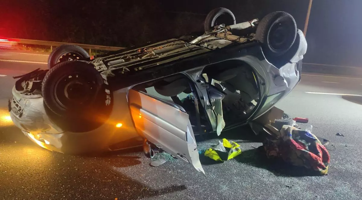 Șofer român găsit dormind cu capul în jos, în mașina răsturnată pe o șosea din Belgia