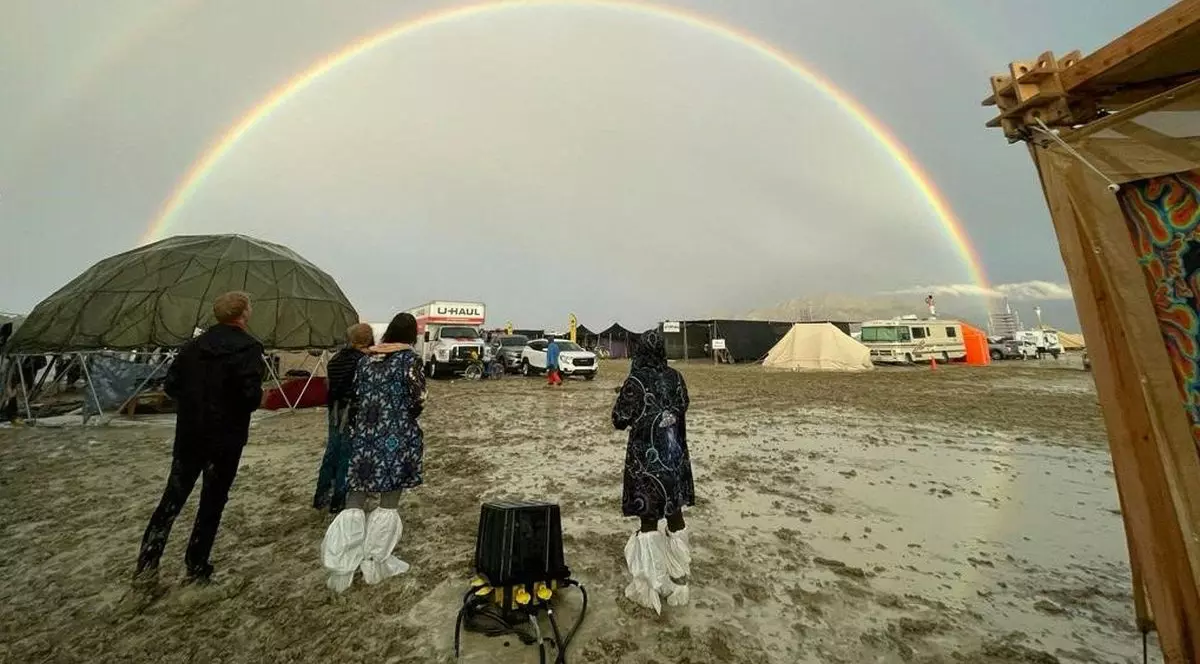Participanții la festivalul Burning Man, blocaţi în deşertul Nevada din cauza ploii şi a noroiului, evacuați