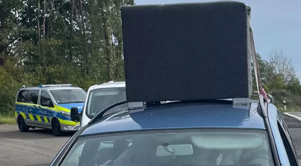 Un tânăr șofer român drogat a fost prins pe autostradă, în Germania, cu o canapea legată pe plafonul mașinii