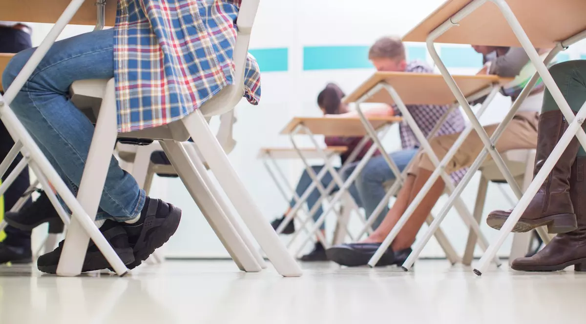 Profesoară din Argeș, acuzată că a dat cu capul de bancă un elev de gimnaziu „pe motiv că deranja ora”