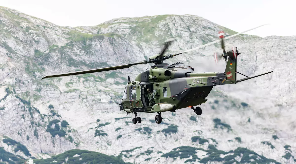 Ce pedeapsă riscă un bărbat care l-a orbit cu laserul pe pilotul unui elicopter Bundeswehr