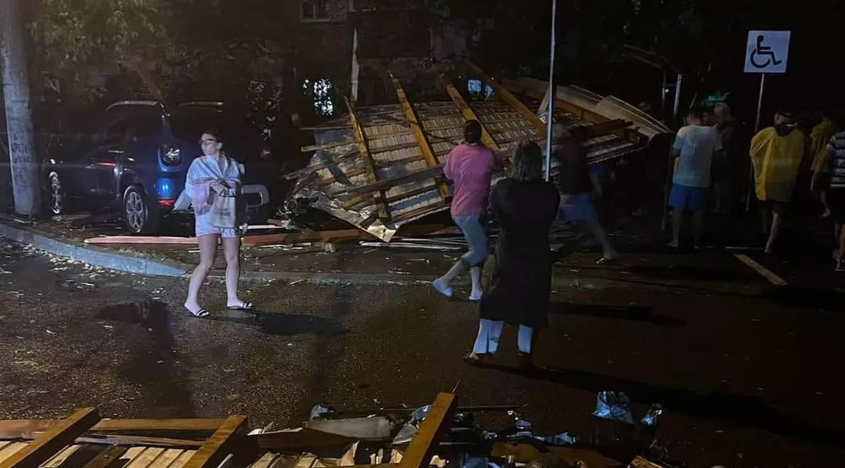 Mașini luate de ape, copaci doborâți și acoperișuri smulse de vânt, după o vijelie puternică la Craiova