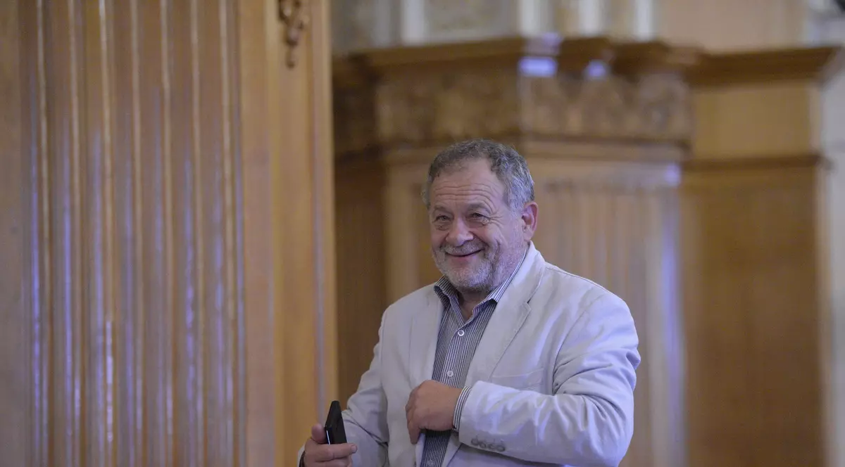 Dumitru Buzatu rămâne în arest preventiv pentru încă 30 de zile. Expertul, acuzat în dosar de trafic de influență, eliberat sub control judiciar