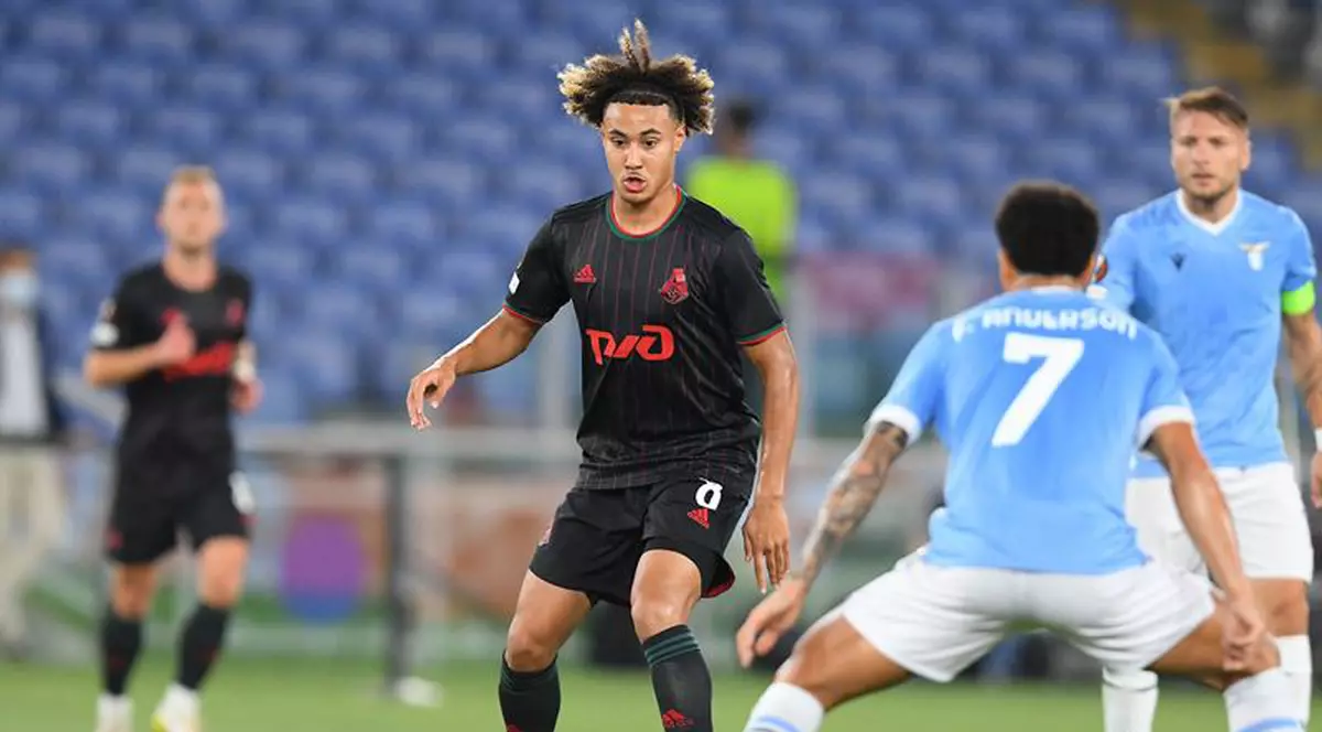 Un fotbalist din Franța a amenințat că va sări în gol de pe viaductul Magnan din Nisa. A fost convins să renunțe de un negociator