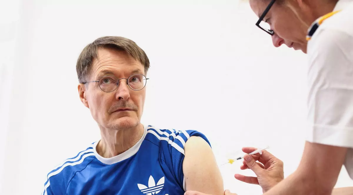 Ministrul sănătății din Germania s-a vaccinat anti-Covid. Potrivit unui sondaj Bild, 80% dintre nemți nu vor să se mai imunizeze