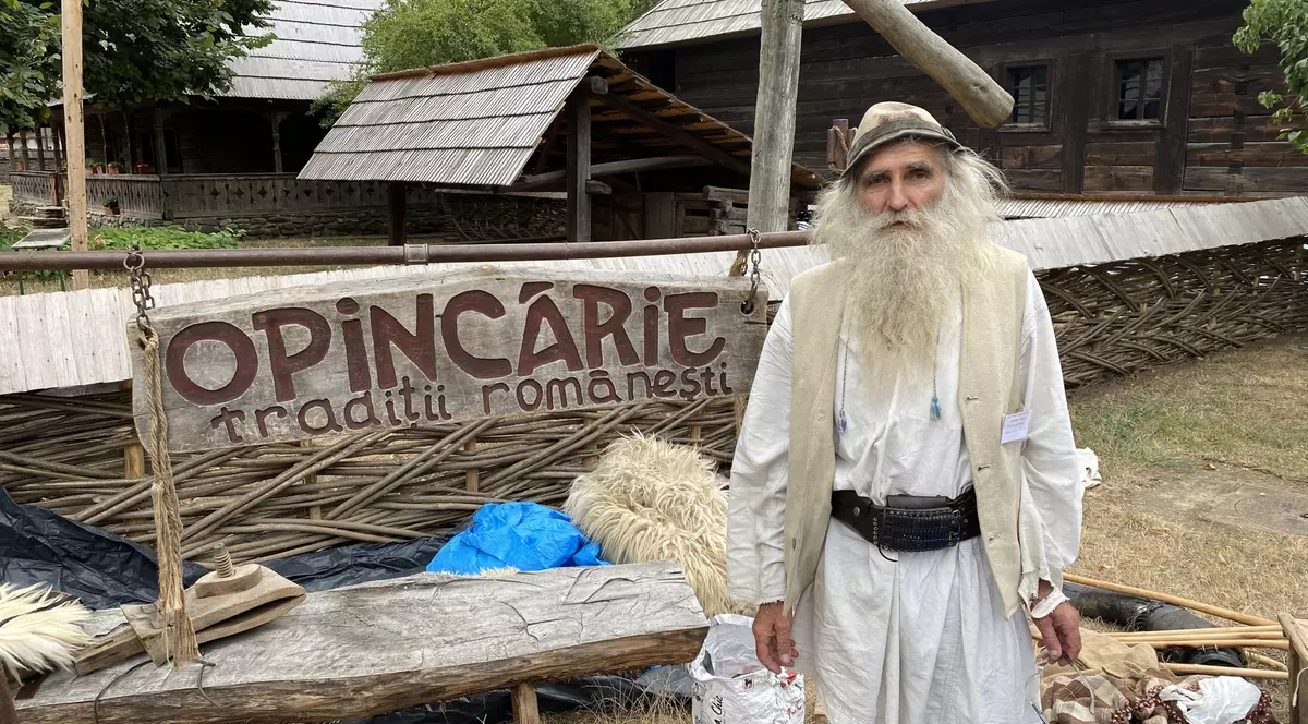 Meșterul vâlcean care a ajuns în presa din toată lumea. L-a întâlnit pe regele Charles, iar președintelui Macron i-a spus că „opinca face piciorul frumos”