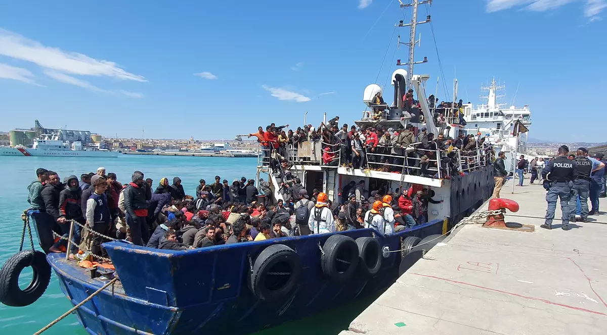 Migranții care solicită azil în Italia, nevoiți să plătească aproape 5.000 de euro ca sa evite detenția. Reacție ONG-uri: „Este ridicol. Cine are 5.000 de euro?”