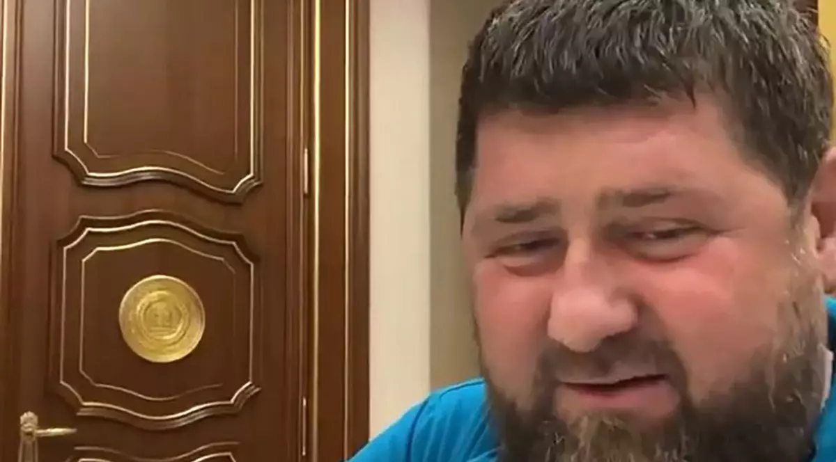 Avionul lui Kadîrov e de trei zile la Moscova. Limuzine cu numere de Cecenia, la Spitalul Clinic Central al Administrației Prezidențiale: „Împart puterea”
