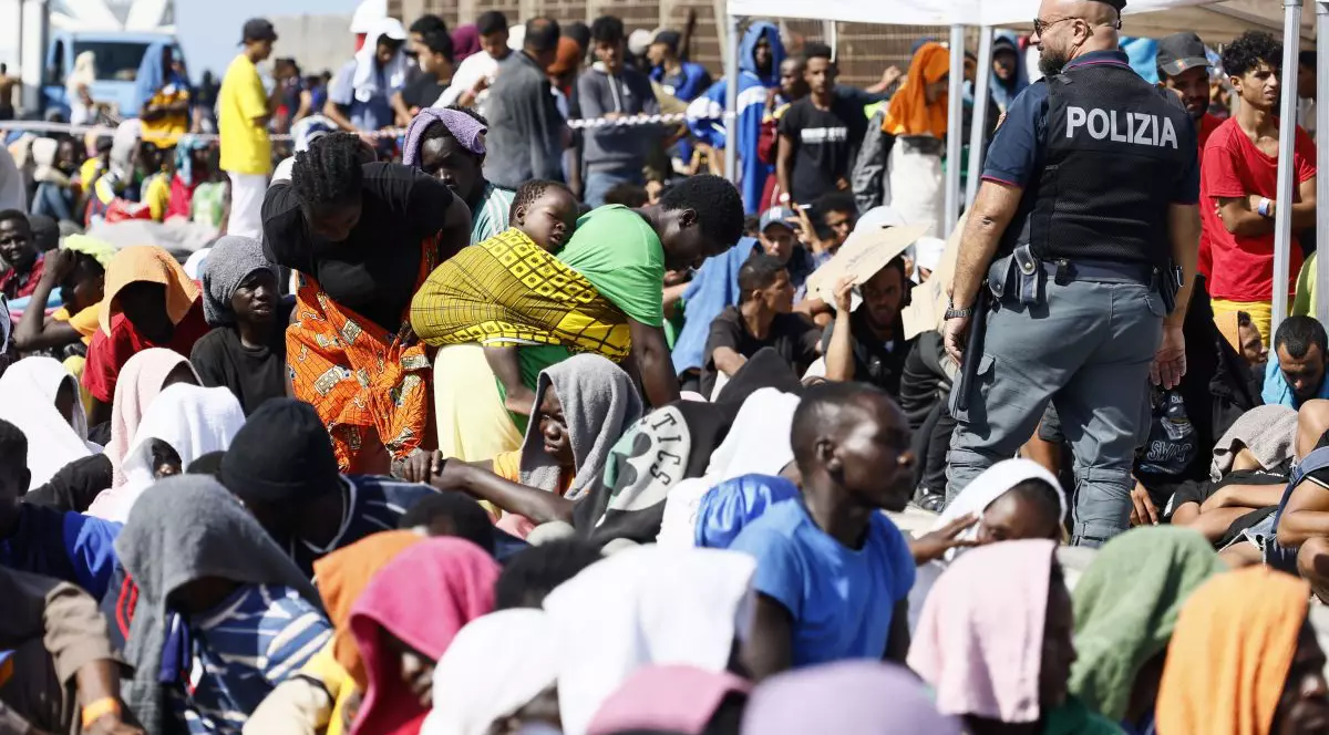 Lampedusa, copleșită de numărul de migranți sosiți în ultimele zile. Roma vrea blocadă navală