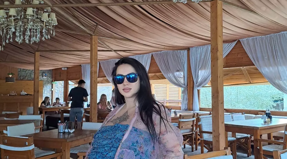 Cum arată Larisa Drăgulescu înainte de a naște al treilea copil: „Bebe mic, abia te așteptam”. A îmbrăcat o rochie mulată