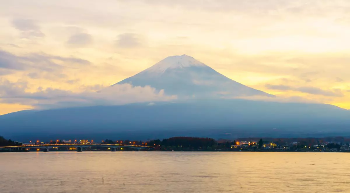 Cercetătorii din Japonia au descoperit particule de plastic în nori. Cum poate influența clima „ploaia de plastic”