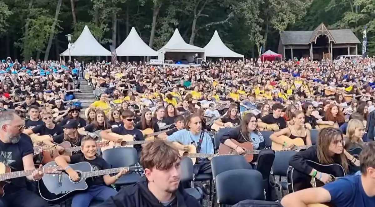 Sute de chitariști au cântat sincron la un festival, în Sibiu. VIDEO