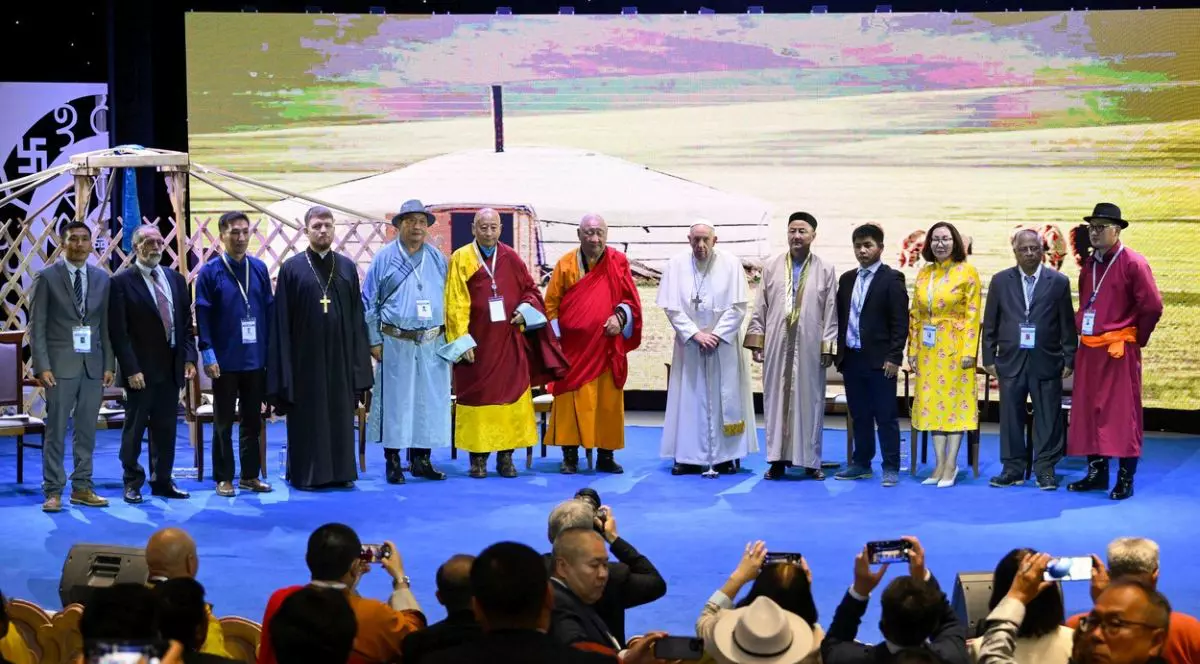 Papa Francisc a îndemnat la dialogul dintre religii, într-un discurs cu citate din Buddha în timpul vizitei în Mongolia