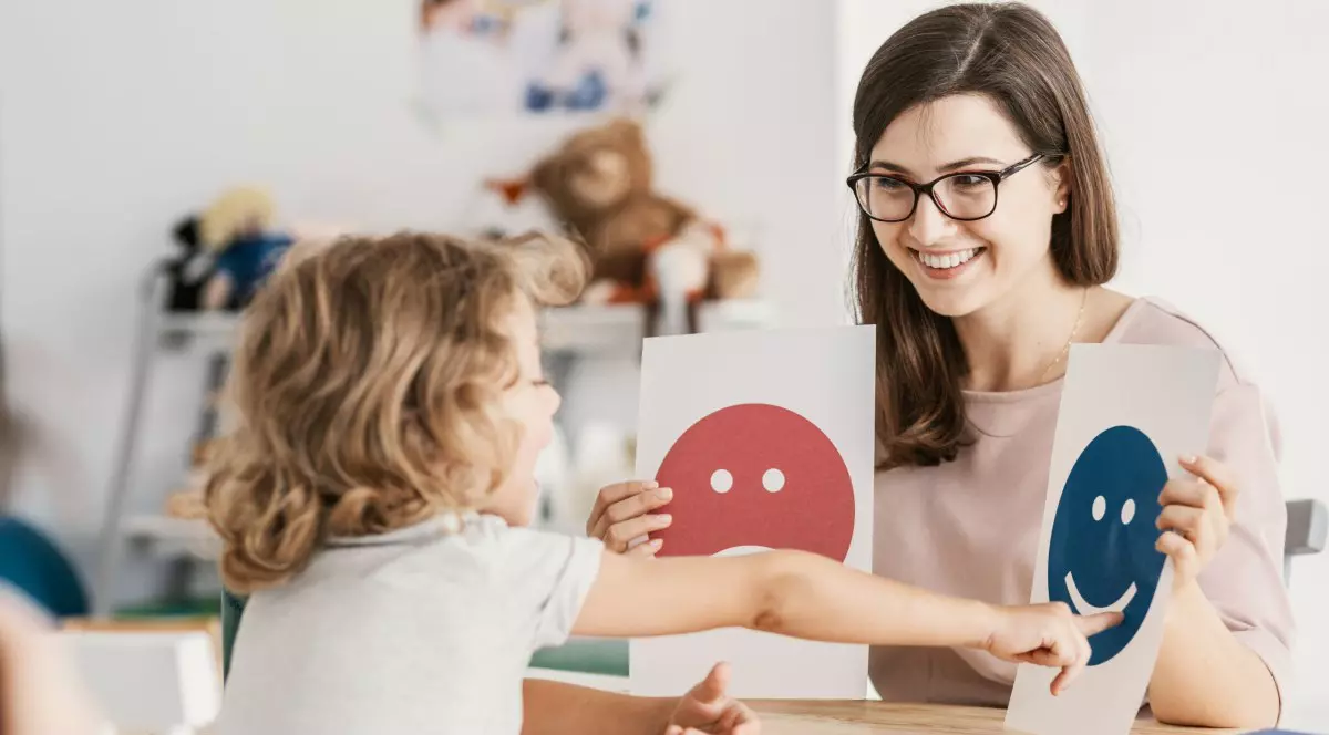 Copiii si adultii diagnosticați cu autism vor beneficia de reduceri în limita a 135 de lei pentru o ședință de consiliere psihologică. Fotografie cu caracter ilustrativ: Shutterstock