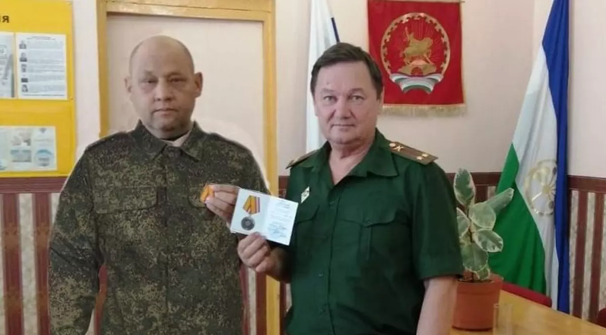 Rușii au trucat o poză cu un ofițer care primește o medalie de război, militarul era pe moarte, la spital