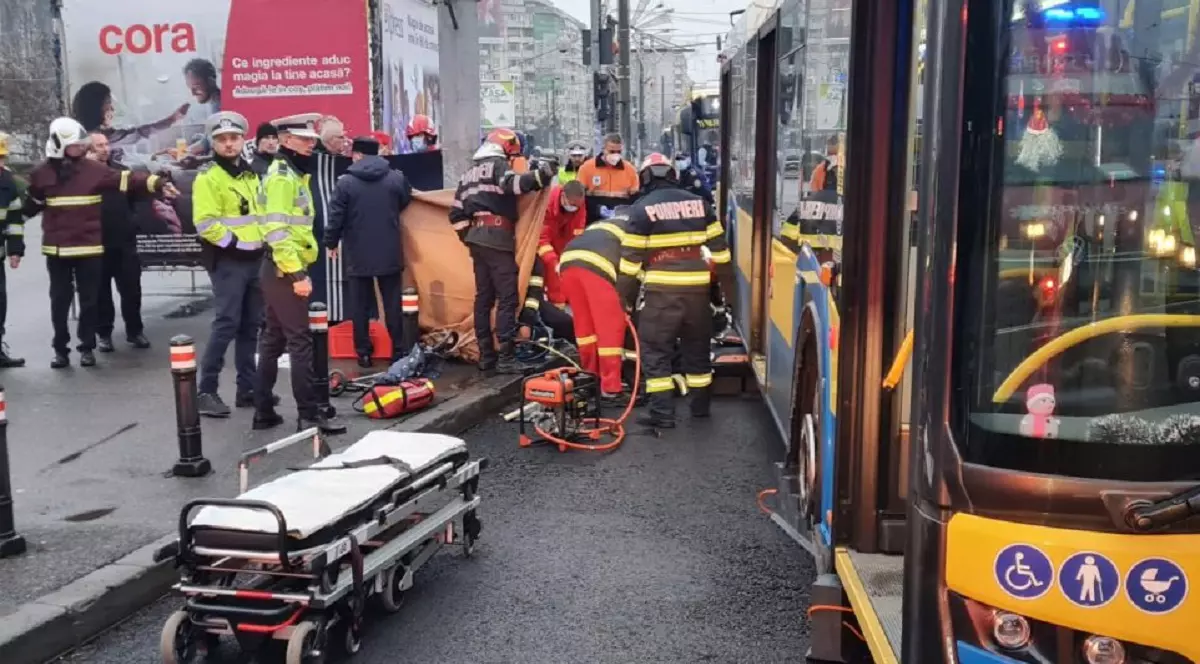 Un șofer de troleibuz din Ploiești a făcut două accidente în care au murit doi pietoni, într-un an