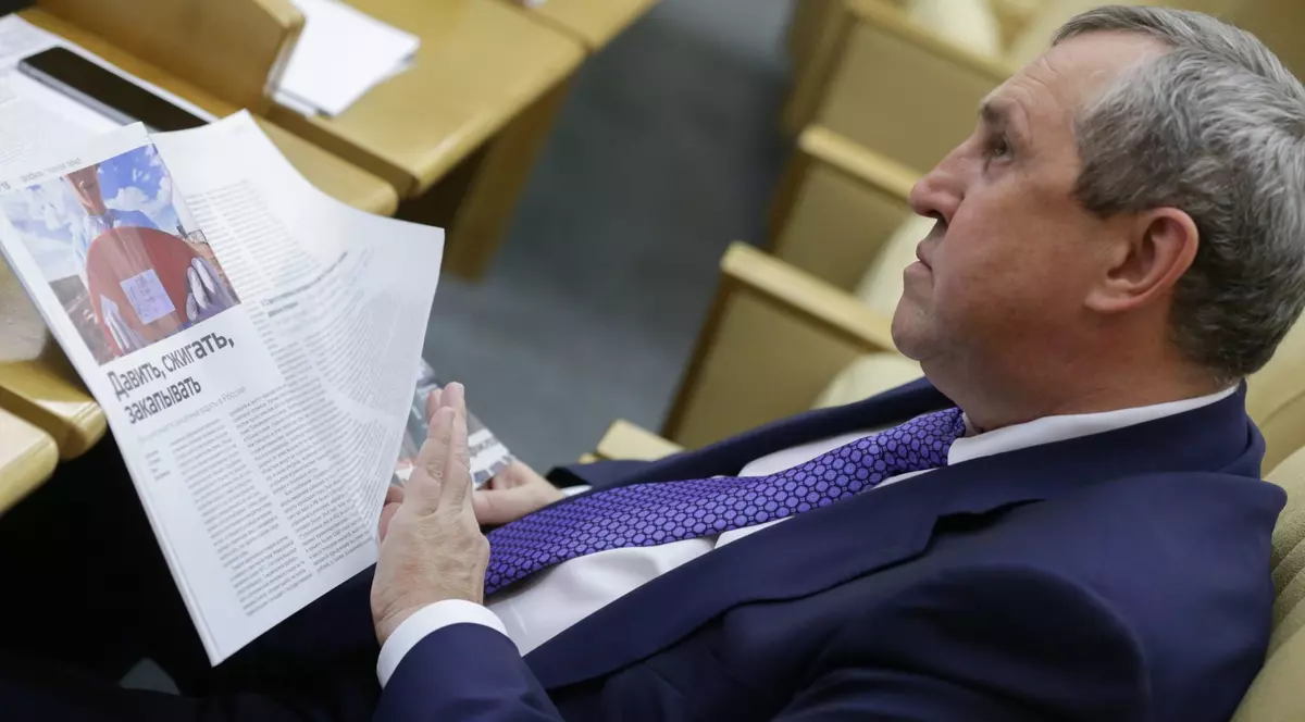 Un deputat rus fugar, condamnat pentru cea mai mare mită din istoria Rusiei moderne, își păstrează în continuare mandatul, chiar și la un an după sentință