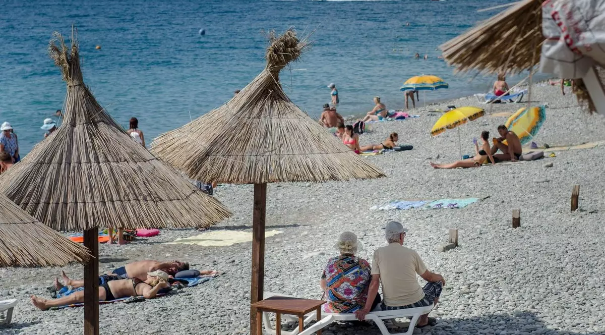 Două tinere au fost reținute, după ce au fost surprinse sărutându-se pe o bancă din Soci: „Polițiștii mi-au spus că mă vor săruta și ei pe mine”