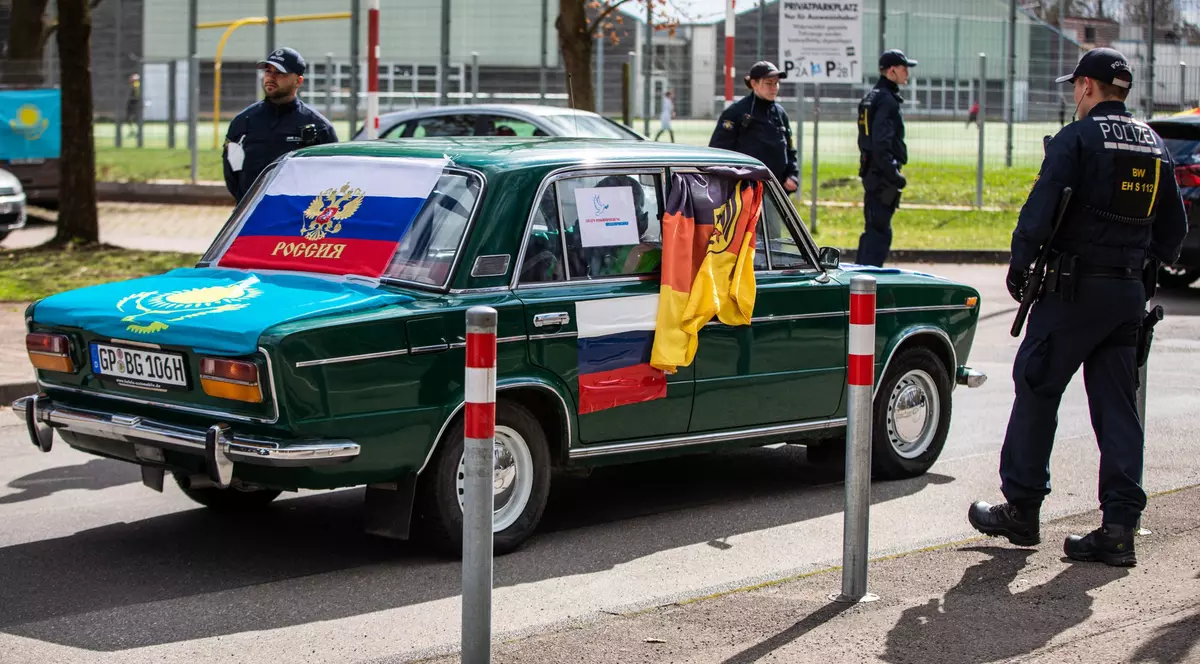 „Este pur și simplu rasism”. Moscova denunță interdicția impusă rușilor de a-și aduce mașinile în UE