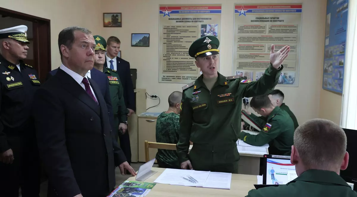 Armata rusă a recrutat 280.000 de soldați pe bază de contract de la începutul anului, susține Dmitri Medvedev