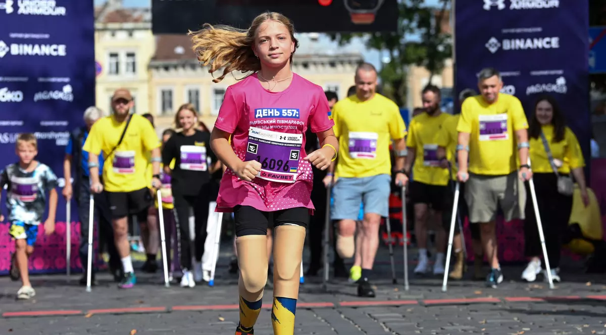 „Da! Și eu pot s-o fac!”. Iana, fata de 12 ani care și-a pierdut ambele picioare în atacul asupra gării din Kramatorsk, a alergat la un semimaraton | FOTO