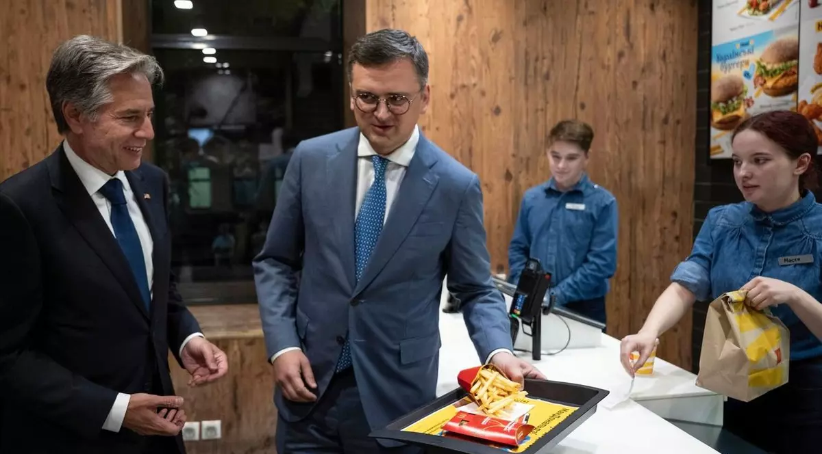 Ministrul de externe al Ucrainei l-a dus pe secretarul de stat american, aflat în vizită la Kiev, la fast-food