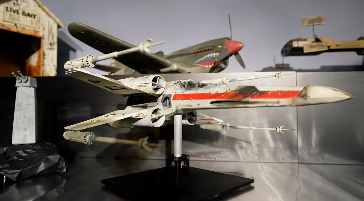 O machetă a unei navete X-Wing, folosită în filmul original Star Wars, scoasă la licitație. Prețul începe de la 400.000 de dolari