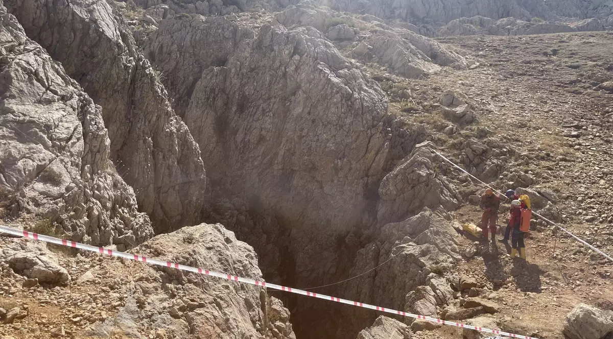 Speologul american rămas blocat într-o peșteră din Turcia, la 1.000 de metri adâncime, are șanse să fie salvat până marți dimineață | FOTO