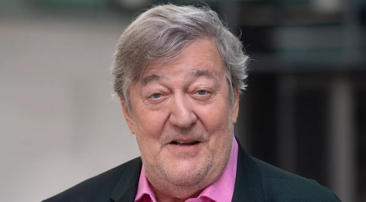 Actorul Stephen Fry a fost transportat de urgență la spital, după ce a căzut de pe o scenă din Londra