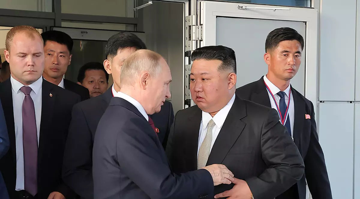 Vladimir Putin și Kim Jong-un surprinși în timpul unei discuții FOTO Profimedia