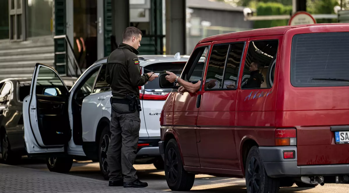 Polonia interzice și ea, după țările baltice, intrarea în țară a mașinilor înmatriculate în Rusia