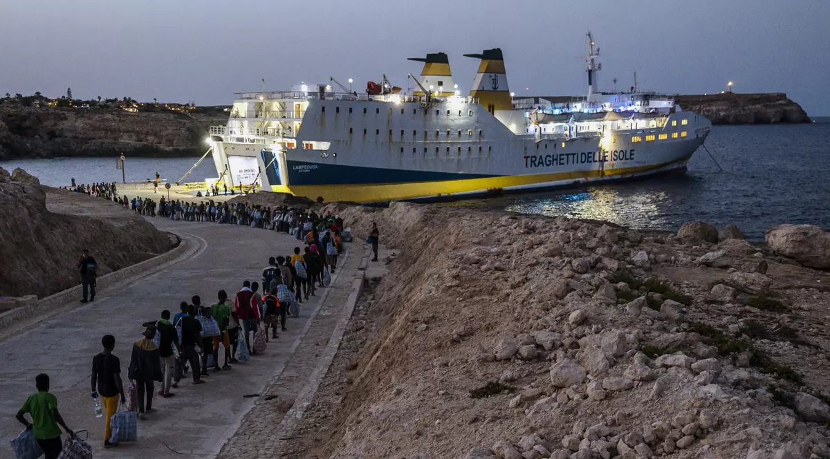 Un feribot cu 177 de oameni la bord a luat foc în apele Italiei. 83 erau migranți transferați din Lampedusa | VIDEO