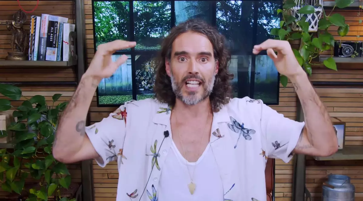 YouTube a suspendat monetizarea actorului Russel Brand pe platformă, în urma acuzațiilor de viol și agresiune sexuală