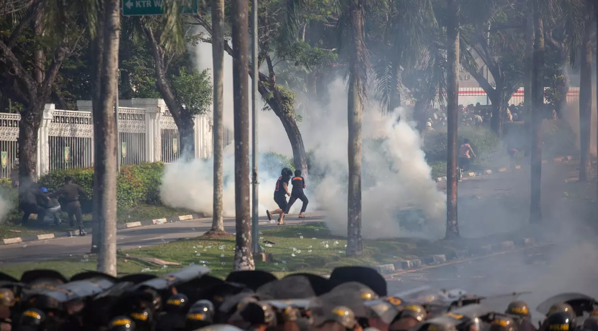 Locuitorii indigeni ai unei insule din Indonezia protestează împotriva construirii unei fabrici chinezești peste casele lor
