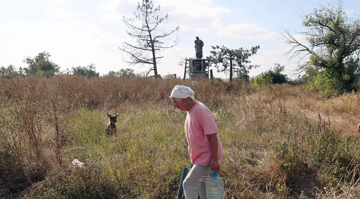 Odiseea unei bătrâne din Ucraina rănite în prima zi a războiului: a călătorit prin cinci țări pentru a se întoarce acasă, într-un sat în care e singura locuitoare | FOTO