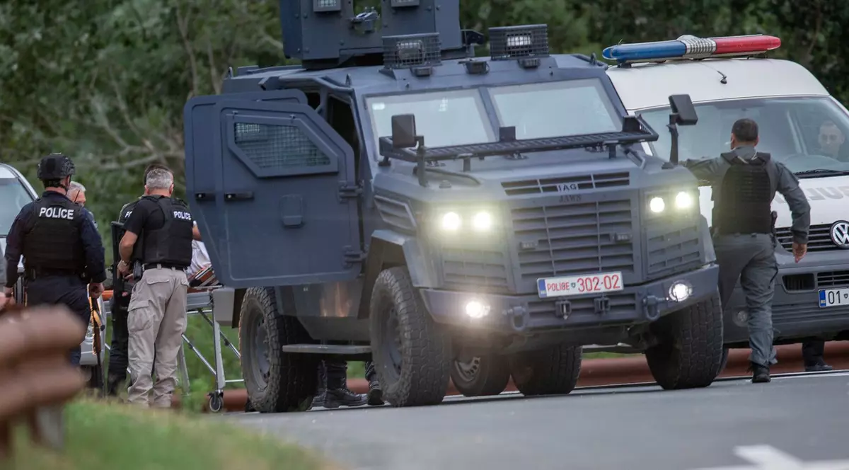 Confruntări armate între poliția din Kosovo și un grup puternic înarmat care a luat cu asalt o mănăstire. Cel puțin 4 morți