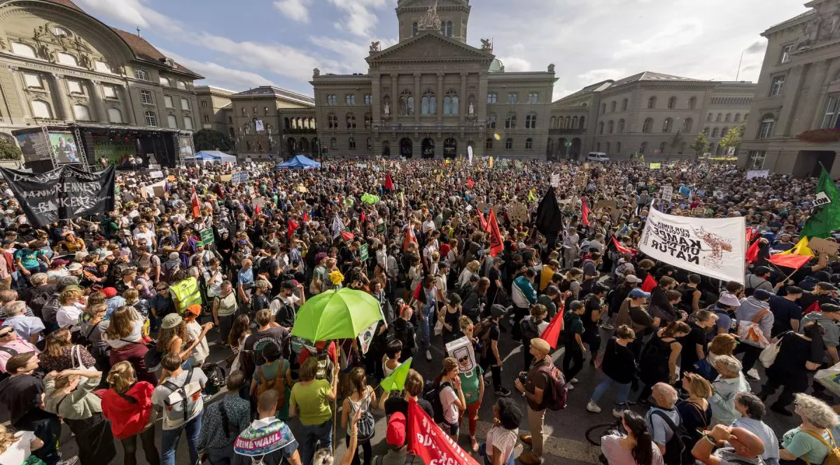 Protest masiv în capitala Elveției. Zeci de mii de oameni cer măsuri mai dure împotriva schimbărilor climatice